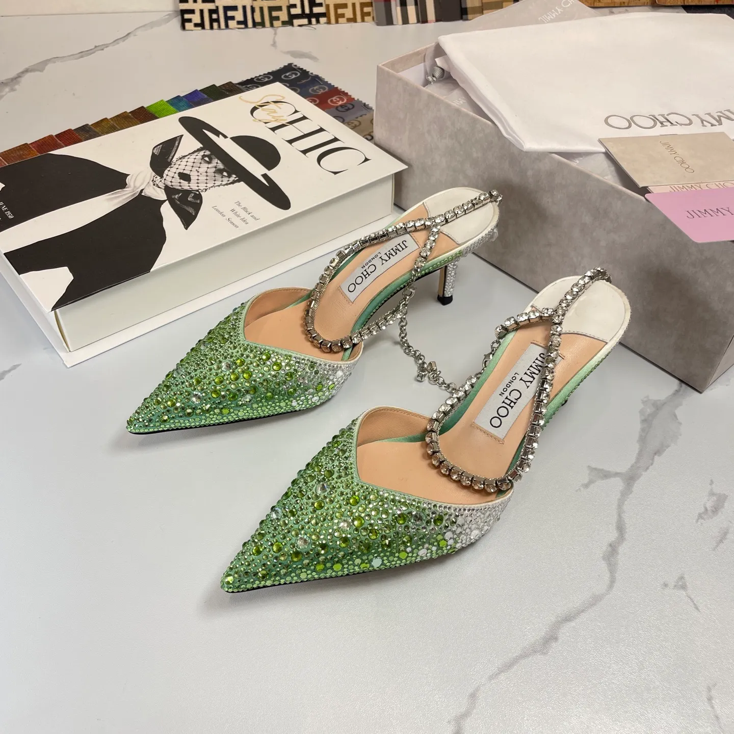 👟👟Ex-factory price 680👟👟 Jimmy Choo/Jimmy Choo classic diamond chain pointed toe crystal high-heeled sandals. Excellent crystal shoes, so beautiful that you can't take your eyes away. The shape of the shoes is very delicate, not too narrow and long. The internal space is sufficient, allowing the toes to relax enough. The rhinestones outline a charming arc on the instep, which is simply beautiful. It has a 360-degree surrounding fairy atmosphere, gorgeous but not exaggerated! ! The fabric is made of imported silk, with imported sheepskin lining. Customized A-grade Italian genuine leather sole. Heel height: 6.5 or 8.5. Size: 35-40 (41, 42, 43 customized, non-refundable)